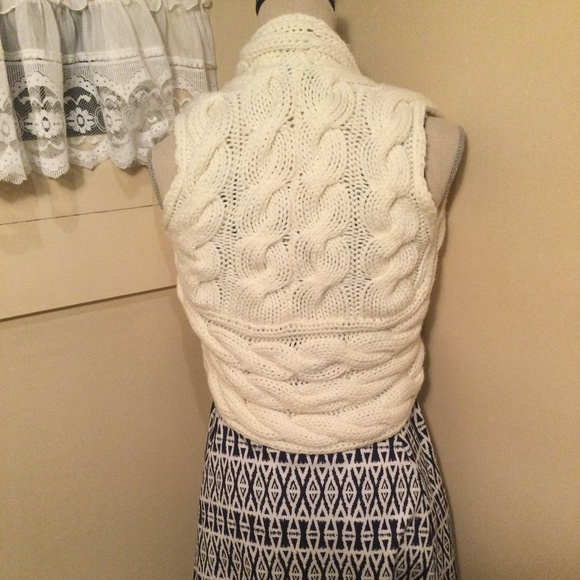 ⭐️ Knitted Cream Color Shrug by Rave - Picture 2 of 12